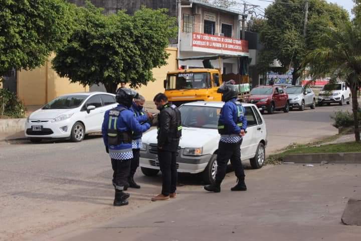 Detectan a chofer de remis que estaba tomando una “petaquita” en horario de trabajo